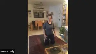 שיעור פילאטיס צולם בזום בימי הקורונה. פילאטיס ברוח היוגה כולל הרפיה בסוף השיעור