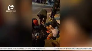 Damkar Tuban Evakuasi Handphone Warga Yang Jatuh di Selokan
