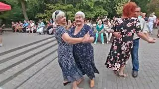 1.09.24г..."Кукушка"...Инна Улановская... звучит на танцполе в Гомельском парке...