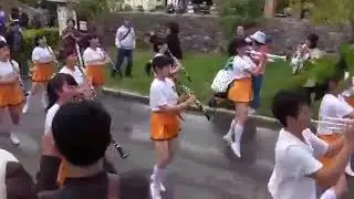 Alunos em Portugal homenageando o Brasil