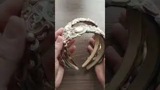 Если взять бусины и соединить с тесьмой - получится красивый аксессуар для волос 