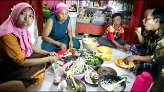 MAKAN DI DEPAN  WARUNG TER LARIS SEDUNIA