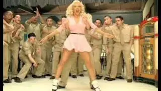 Christina Aguilera doing the splits in video Candyman
