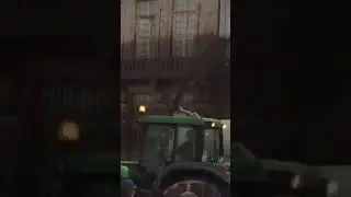 French farmers spray manure all over Emmanuel Macron's residence