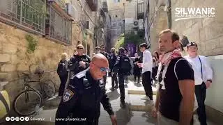 بشكل استفزازي يتنقل المستوطنين لابسين علمهم الاسرائيلي بين المشاركين في وقفة امام منزل عائلة صب لبن