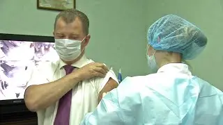 Личным примером: глава Василий Сизиков и главный санитарный врач Елена Серегина привились от гриппа