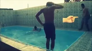 Gordo Caindo na piscina (Narrado)