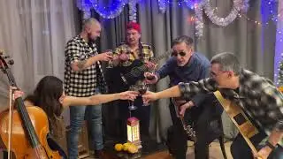 Новогодний огонёк. Часть 2. Ещё песня.  (Валера прибыл)