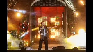 Nyco Ferrari canta 