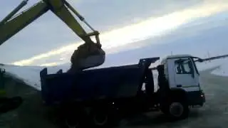 Север.Загрузка Мерса.Mercedes-Benz самосвал.
