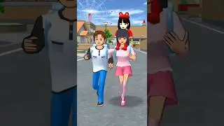 Mio menggendong adiknya di bahunya 🤣