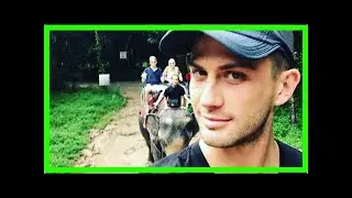 Алекс смерфит показал идеальный торс, обнажившись на снимке