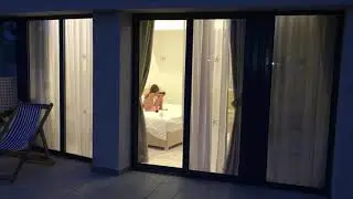 Девочка играет в куклы