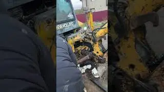 Разбираем гидравлический цилиндр поворота стрелы на экскаватор‑погрузчике New Holland! 🔧 