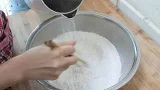 糯米粉开水一烫，热锅一蒸，两手一压，刚上桌就吃完了