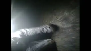 ayakkabılar kayıp damacanayla yürüyen adam