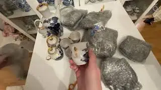 Unpacking a crumpled parcel with porcelain from Lfz.