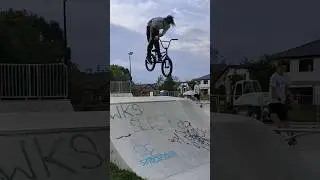 трюки на bmx в скейт парке #бмх #bmx #dimabar #трюкинабмх