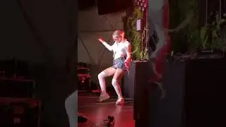 Инст Рина танцует под Just Wanna Rock