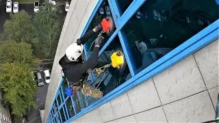 Опасный способ залезать на здание.