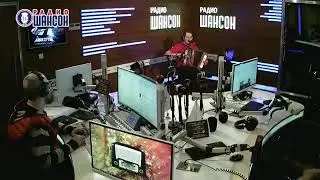Девочка с Георгиевской ленточкой в косе
