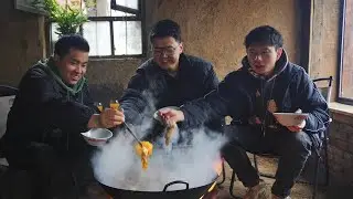 天寒地凍小夥實在難以勞動，搞大鐵鍋燉黑魚簡直美滋滋【野居青年】