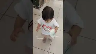 Sakurina fa la spesa da sola a 16 mesi al Konbini in Giappone! #shorts #babies #japan