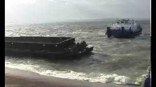 Шторм прибил баржу к дамбе Кременчугской ГЭС