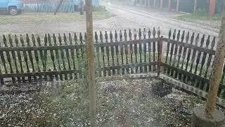 В Челябинске град побил авто.