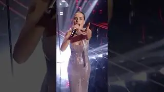 #Clara live con #DiamantiGrezzi durante la seconda serata di #Sanremo2024