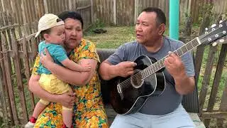 Песня под гитару. Дедушка и бабушка поют внуку