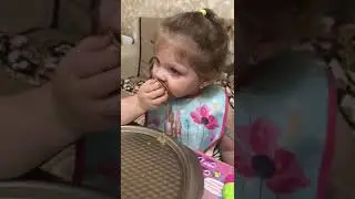 София  ест мороженое.