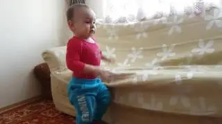 Ден бігає по дивану