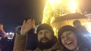 Раздаём подарки прохожим