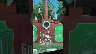 Сосед в деревне вместа забора построил кремлевскую стену, а на крышу поставил самолет. Как вам?
