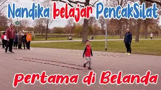 NANDIKA BELAJAR PENCAK SILAT PERTAMA