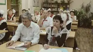 Родители поздравили детей с выпускным в духе 70-х