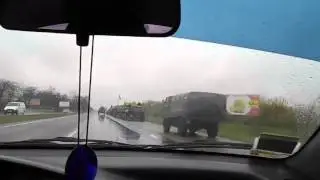 Колонна бронетехники войск Украины  Херсон  12 04 2014