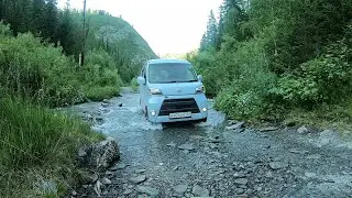 Daihatsu Hijet. Road along the Achik Pass. Repeater near the White Bom. Altai Mountains.