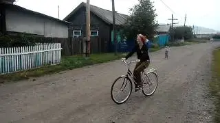 Наташка на велосипеде