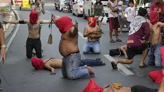Filipino Catholics self-flagellate on Holy Thursday