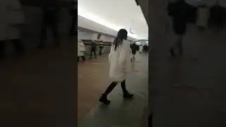 ДЕВУШКА,МЕТРО, ДИНОЗАВРИК