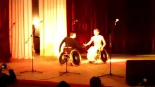 Красивый танец в инвалидных колясках