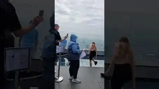 Прозрачный пол на крыше небоскреба 