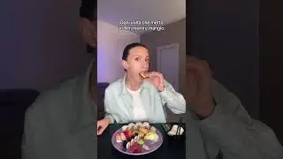 Io che metto un film mentre mangio 😂