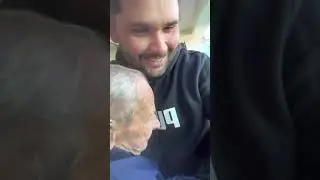 Viu, ele quer que o seu Luis Carlos abraça ele, daí ele vai retribuir