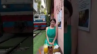 The train that passes through the middle of the market every day 🤔🚊 