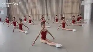 舞蹈艺考训练 1Dance students in flexibility training