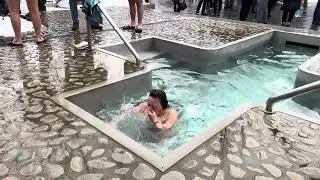 Baden in kaltem Wasser zur Taufe -7°C Grad Celsius in der Ukraine, Januar 2022