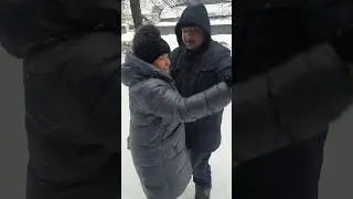 Ивановна зажигает и обучает танцам на улице. Танцы на свежем воздухе.